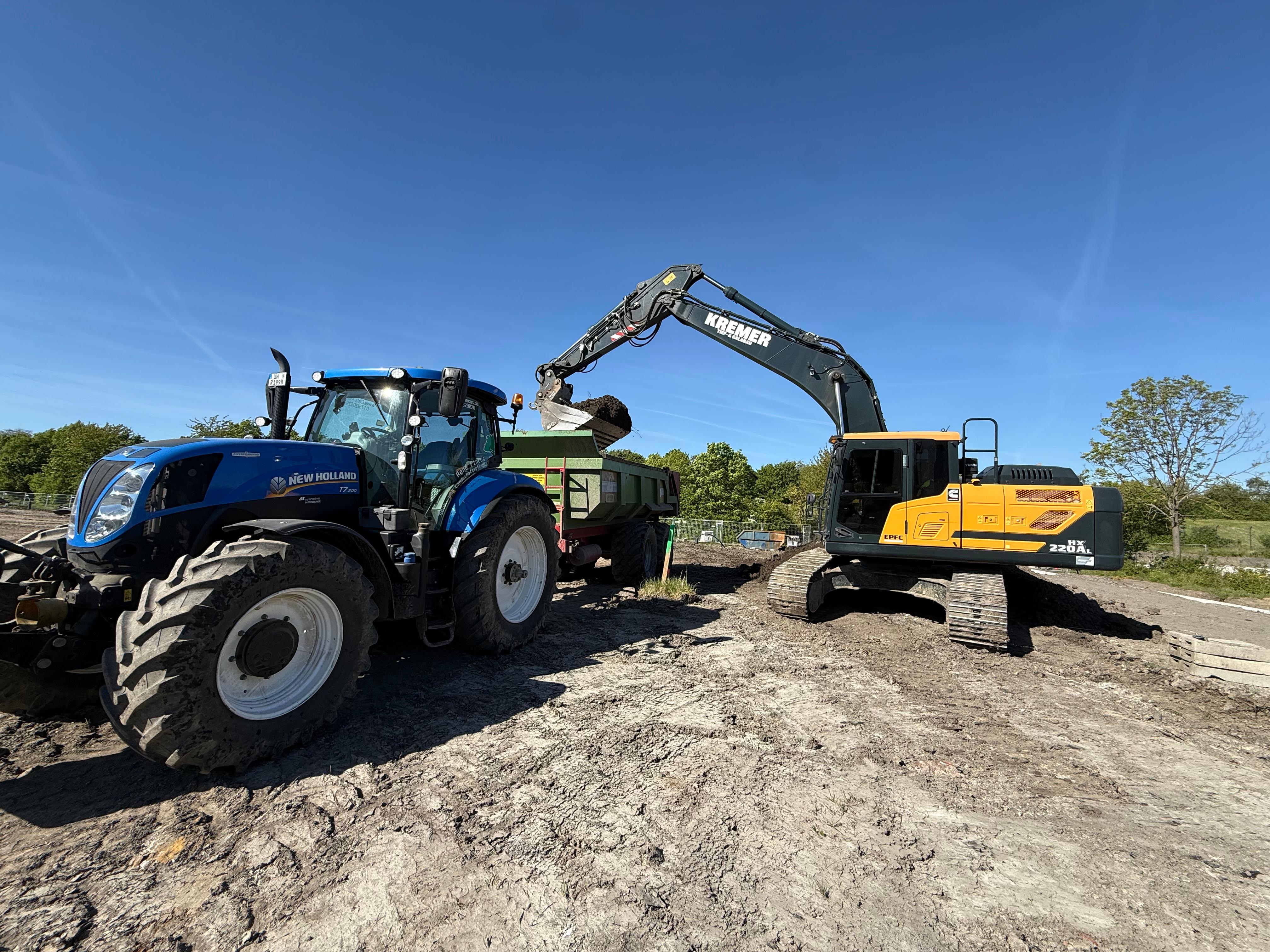 Erdtransport mit Bagger und Traktor